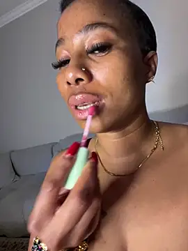 Snapshot of CurvyDesire1 chatting on 06.18.26 CurvyDesire1 online show from 06.18.26