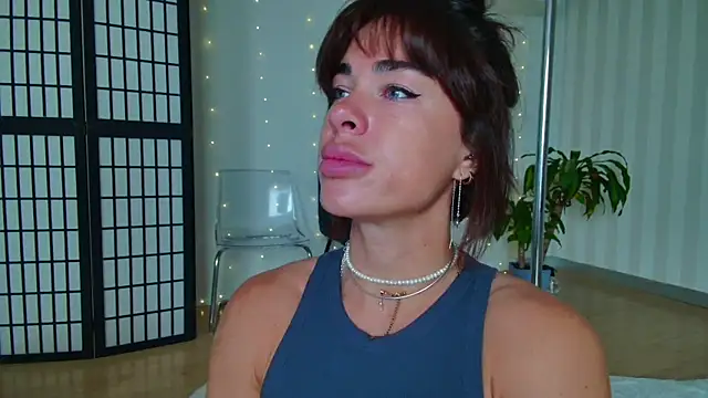 girl nextd00r online show from 02.12.25