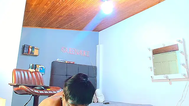 Snapshot of queenaliice chatting on 02.18.26 queenaliice online show from 02.18.26