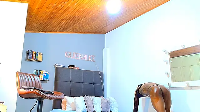 Snapshot of queenaliice chatting on 02.28.26 queenaliice online show from 02.28.26