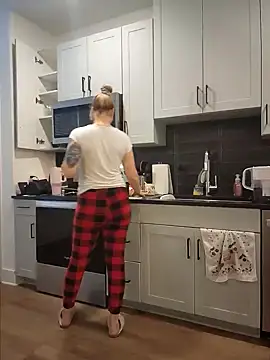 Snapshot of HollyTattoo chatting on 01.14.25 HollyTattoo online show from 01.14.25