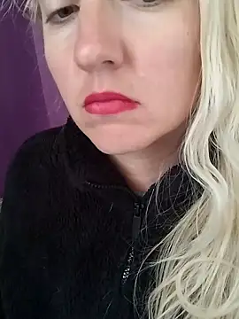 Snapshot of Mllesha74000 chatting on 10.16.25 Mllesha74000 online show from 10.16.25