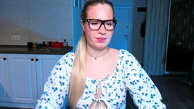 HotTiffani online show from 10.21.25