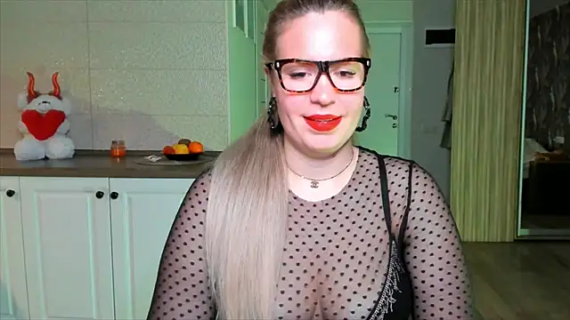 HotTiffani online show from 11.30.25