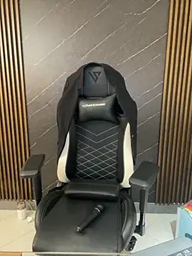 Snapshot of KellyBrooklyn_ chatting on 10.28.25 KellyBrooklyn online show from 10.28.25