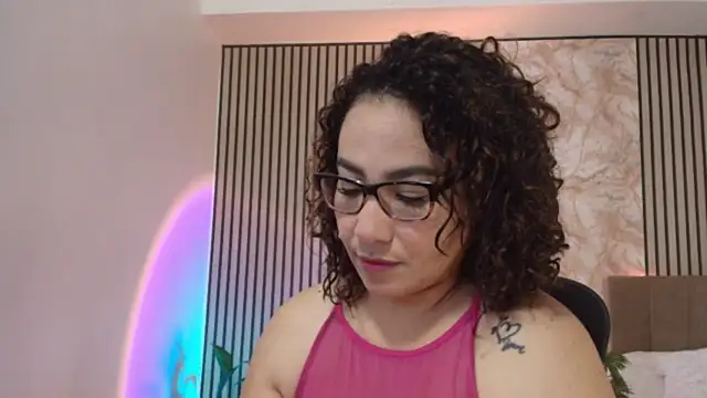 Snapshot of JuliRamirez chatting on 07.25.26 JuliRamirez online show from 07.25.26