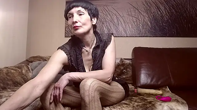 Snapshot of ElizabethLong chatting on 05.18.26 ElizabethLong online show from 05.18.26