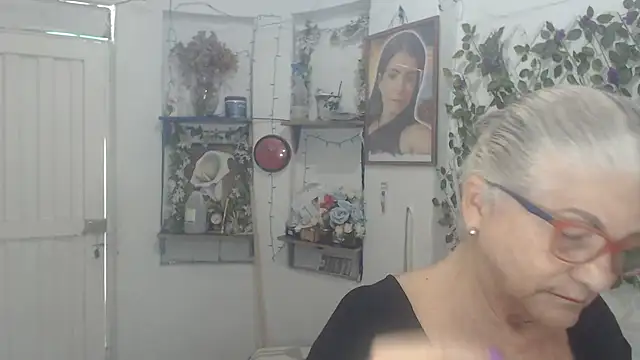Snapshot of FunnyGrandma chatting on 02.25.26 FunnyGrandma online show from 02.25.26