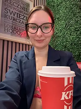 Snapshot of The_Snowwhitee chatting on 11.06.25 The Snowwhitee online show from 11.06.25