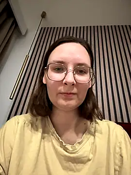 Snapshot of The_Snowwhitee chatting on 11.12.25 The Snowwhitee online show from 11.12.25