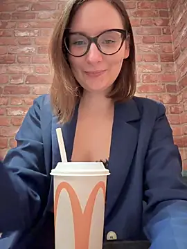 Snapshot of The_Snowwhitee chatting on 11.20.25 The Snowwhitee online show from 11.20.25