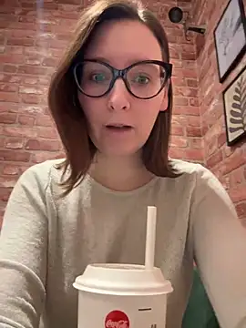 Snapshot of The_Snowwhitee chatting on 12.14.25 The Snowwhitee online show from 12.14.25