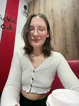 Snapshot of The_Snowwhitee chatting on 04.04.26 The Snowwhitee online show from 04.04.26