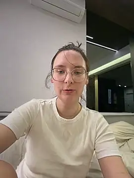 Snapshot of The_Snowwhitee chatting on 04.05.26 The Snowwhitee online show from 04.05.26
