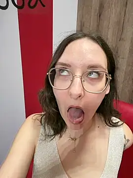 Snapshot of The_Snowwhitee chatting on 04.18.26 The Snowwhitee online show from 04.18.26