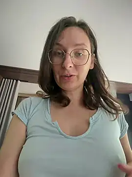 Snapshot of The_Snowwhitee chatting on 06.18.26 The Snowwhitee online show from 06.18.26