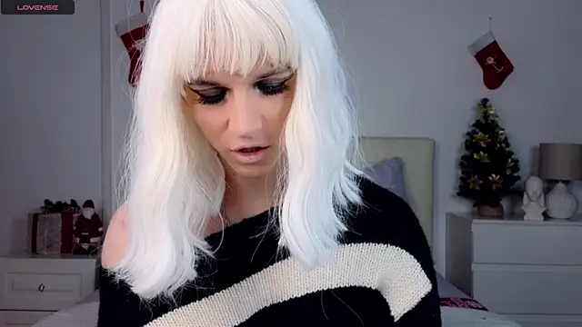 Snapshot of HelenSpellman chatting on 01.12.25 HelenSpellman online show from 01.12.25