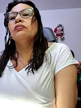 Snapshot of esmeralda_milf chatting on 05.23.26 esmeralda milf online show from 05.23.26