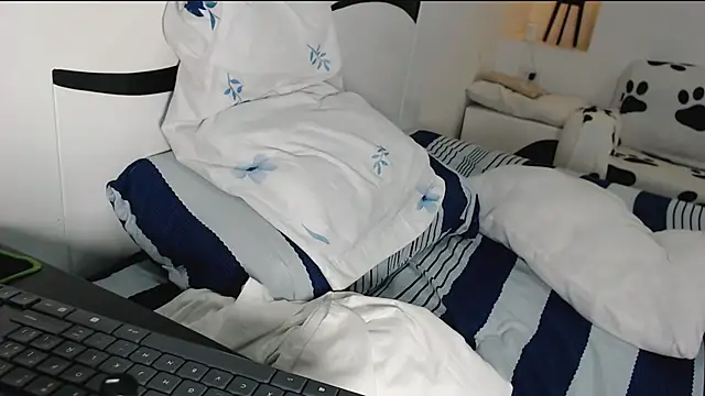 Snapshot of yina-rosse chatting on 10.13.25 yina-rosse online show from 10.13.25