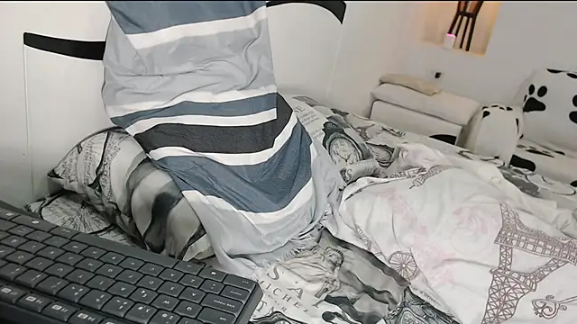 Snapshot of yina-rosse chatting on 10.17.25 yina-rosse online show from 10.17.25