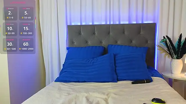 Snapshot of Ariana_Petite chatting on 10.30.25 Ariana Petite online show from 10.30.25