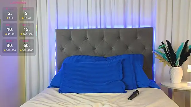 Snapshot of Ariana_Petite chatting on 11.24.25 Ariana Petite online show from 11.24.25