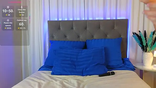 Snapshot of Ariana_Petite chatting on 12.02.25 Ariana Petite online show from 12.02.25