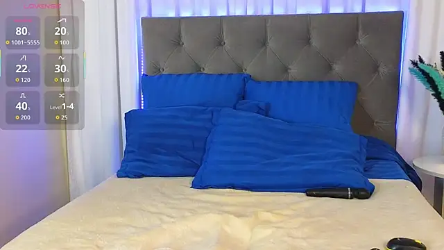 Snapshot of Ariana_Petite chatting on 12.18.25 Ariana Petite online show from 12.18.25