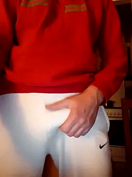 Snapshot of MlodyDres chatting on 10.28.25 MlodyDres online show from 10.28.25