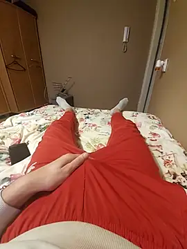 Snapshot of MlodyDres chatting on 11.30.25 MlodyDres online show from 11.30.25