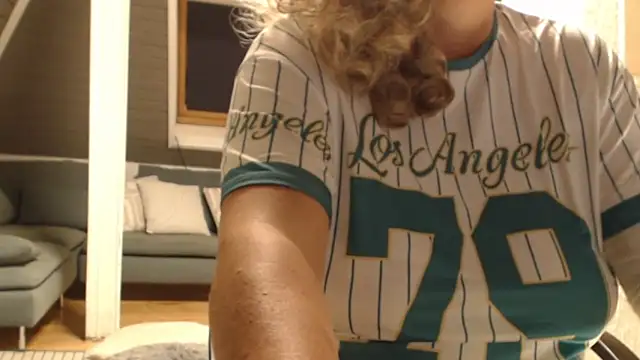 Snapshot of KimMitchelli chatting on 10.14.25 KimMitchelli online show from 10.14.25