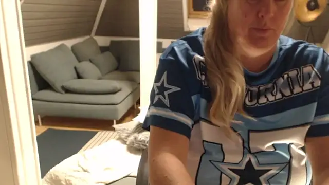 Snapshot of KimMitchelli chatting on 11.24.25 KimMitchelli online show from 11.24.25