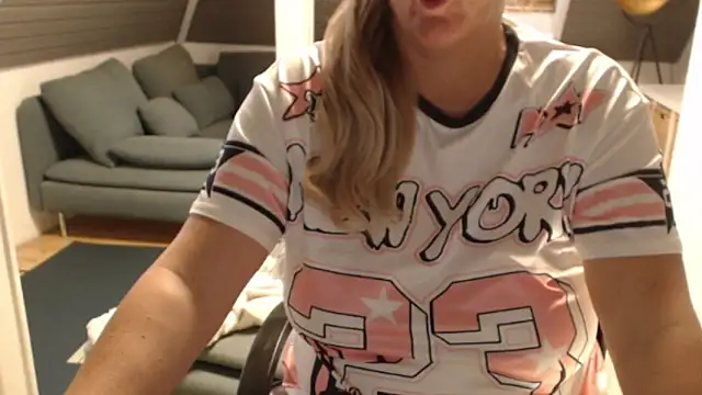 Snapshot of KimMitchelli chatting on 12.17.25 KimMitchelli online show from 12.17.25