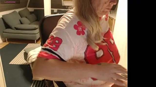 Snapshot of KimMitchelli chatting on 01.06.26 KimMitchelli online show from 01.06.26