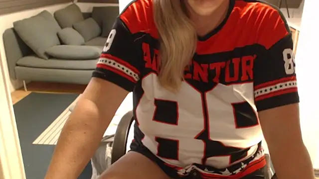 Snapshot of KimMitchelli chatting on 01.08.26 KimMitchelli online show from 01.08.26