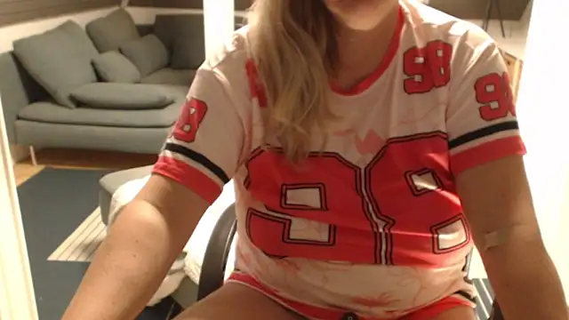 Snapshot of KimMitchelli chatting on 01.09.26 KimMitchelli online show from 01.09.26