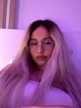 Snapshot of mollyxxx chatting on 10.28.25 mollyxxx online show from 10.28.25