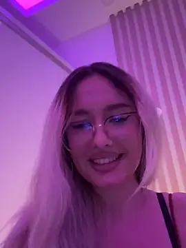 Snapshot of mollyxxx chatting on 12.20.25 mollyxxx online show from 12.20.25