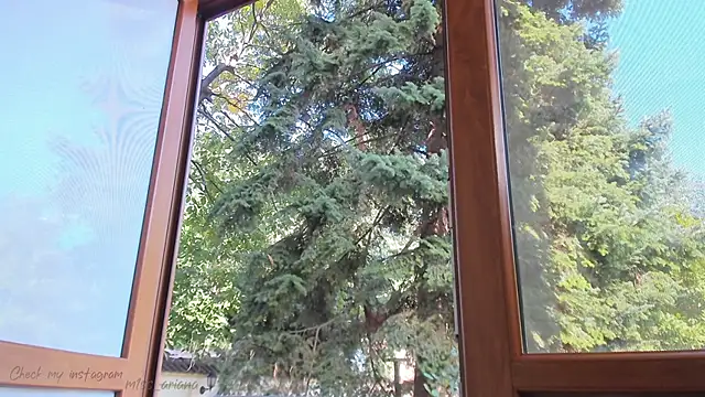 Snapshot of Miss_Ariana_ chatting on 09.14.25 Miss Ariana online show from 09.14.25