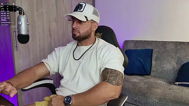 Snapshot of mr_david_cox chatting on 03.05.25 mr david cox online show from 03.05.25