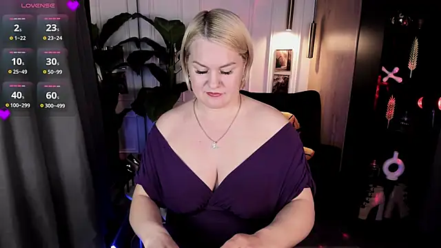Snapshot of YolandaKiss chatting on 06.19.26 YolandaKiss online show from 06.19.26