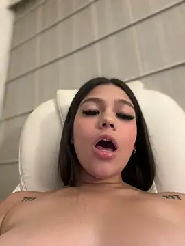 Alyshanon18 online show from 02.15.25