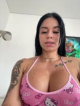 Snapshot of LaraHenao chatting on 06.17.26 LaraHenao online show from 06.17.26