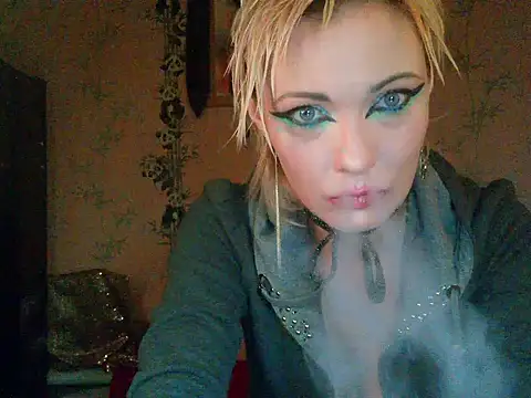 Snapshot of WildMissNiks chatting on 11.12.25 WildMissNiks online show from 11.12.25