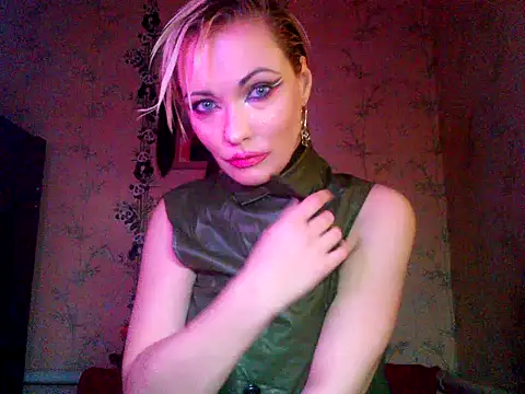 Snapshot of WildMissNiks chatting on 11.13.25 WildMissNiks online show from 11.13.25