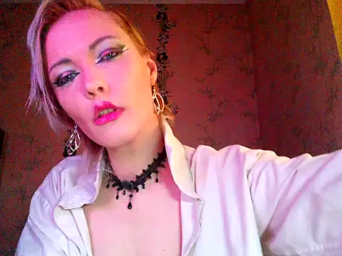 Snapshot of WildMissNiks chatting on 11.26.25 WildMissNiks online show from 11.26.25