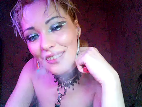 Snapshot of WildMissNiks chatting on 11.30.25 WildMissNiks online show from 11.30.25