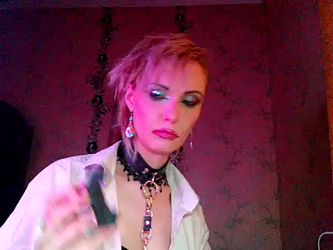 Snapshot of WildMissNiks chatting on 12.04.25 WildMissNiks online show from 12.04.25