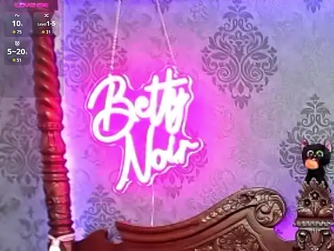 Snapshot of BettyNoir chatting on 10.17.25 BettyNoir online show from 10.17.25