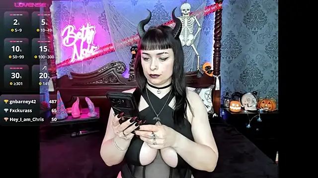 Snapshot of BettyNoir chatting on 10.21.25 BettyNoir online show from 10.21.25